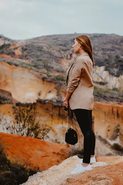 Tiro Vertical Uma Mulher Moda Posando Nas Pedras Deserto Sabrinsky — Fotografia de Stock