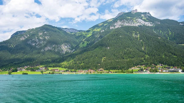 山に囲まれたオーストリアのアヘンゼー湖の魅惑的なショット — ストック写真