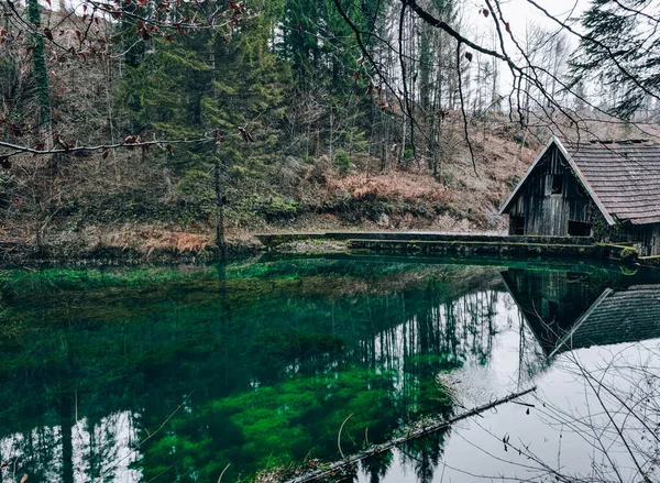 Beau Cliché Une Vieille Maison Bois Côté Lac Dans Une — Photo