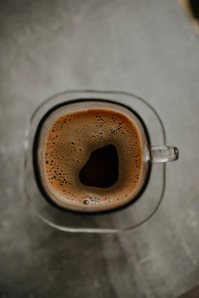 Egy Közeli Kép Egy Csésze Kávéról Asztalon — Stock Fotó