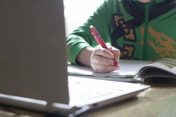 Chlapec Dělá Domácí Úkoly Používá Doma Notebook — Stock fotografie