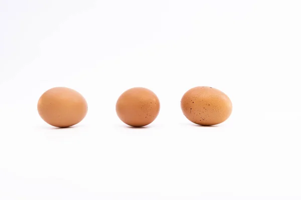 白い背景に隔離された3つの有機新鮮な卵 — ストック写真