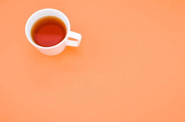 オレンジの波にお茶のカップの高角度ショット — ストック写真