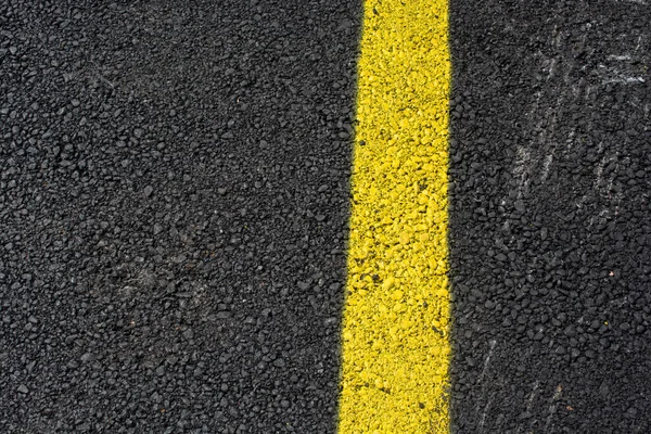 アスファルト上に描かれた黄色の線の高角度ショット — ストック写真