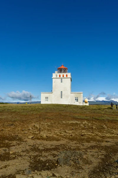 冰岛中南部海岸的Dyrholaey灯塔垂直拍摄 — 图库照片