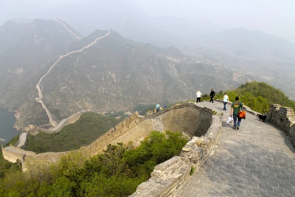 Wall China Winding Mountains Few Tourists Lake Bottom Valley Beijing — Stock Photo, Image