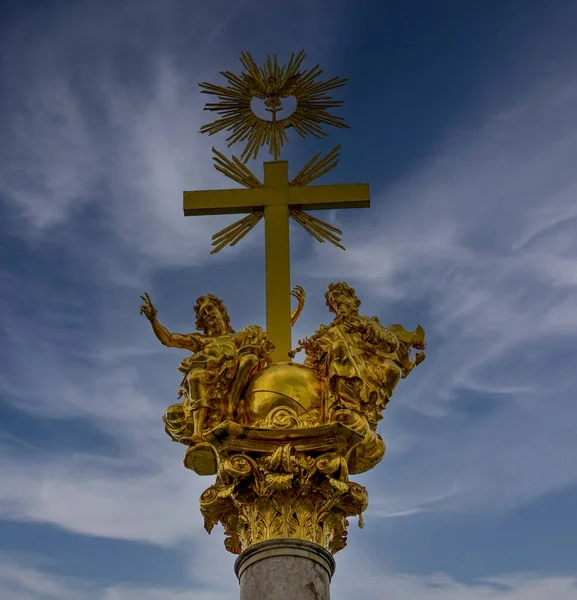 Plan Angle Bas Statues Hommes Avec Une Croix Sous Ciel — Photo