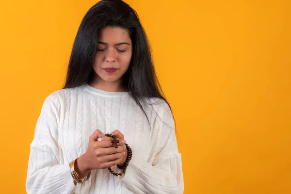 Une Belle Femme Latine Prie Avec Chapelet Dans Les Mains — Photo