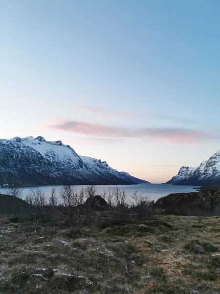 Malebný Pohled Fjordové Jezero Ersfjordbotnu Norsko Zasněženým Horským Pozadím — Stock fotografie