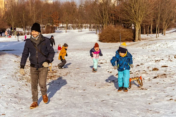 Ποζναν Πολωνια Ιανουάριος 2021 Ενήλικες Και Παιδιά Ανεβαίνουν Ένα Χιονισμένο — Φωτογραφία Αρχείου