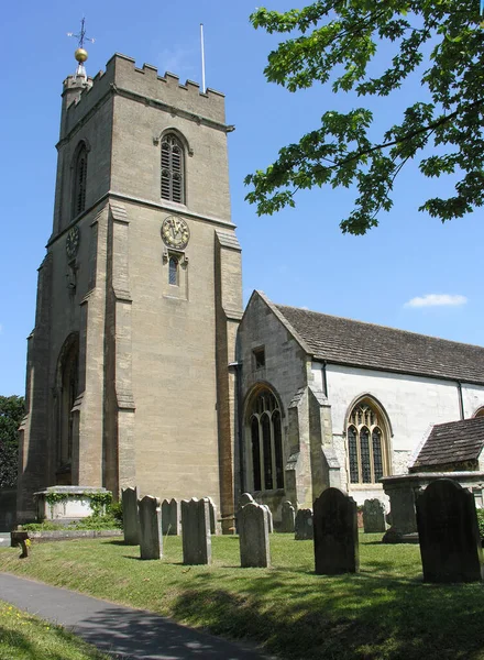 Typisk Stenbyggd Kyrka England Storbritannien Med Ett Saxiskt Torn Bredvid — Stockfoto