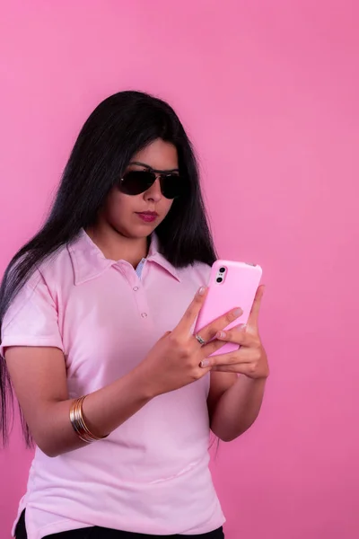 Beautiful Latin Female Sunglasses Chats Friend Phone Next Pink Wall — Stock Photo, Image