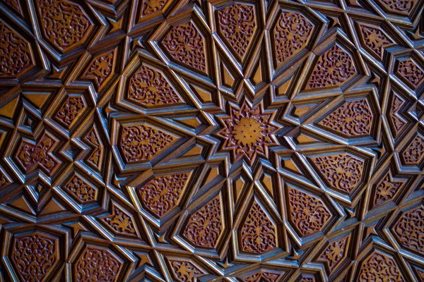 Tahta Kapıda Geometrik Desenli Osmanlı Sanatının Yakın Çekimi — Stok fotoğraf