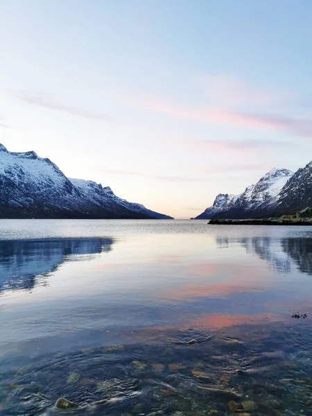 Una Vista Panorámica Tranquilo Lago Fiordos Ersfjordbotn Noruega — Foto de Stock