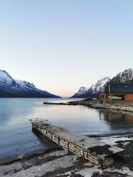 Uitzicht Een Houten Loopbrug Het Fjord Meer Ersfjordbotn Noorwegen — Stockfoto