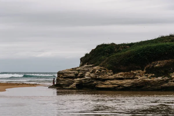 Una Hermosa Toma Las Olas Acantilado Costero — Foto de Stock