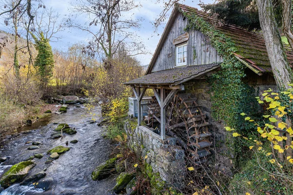 Een Prachtige Opname Van Een Houten Hut Buurt Van Een — Stockfoto