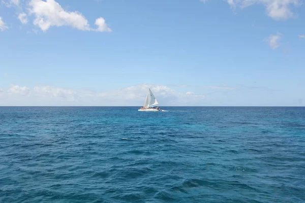 Una Bellezacatamarán Vela Caribe —  Fotos de Stock