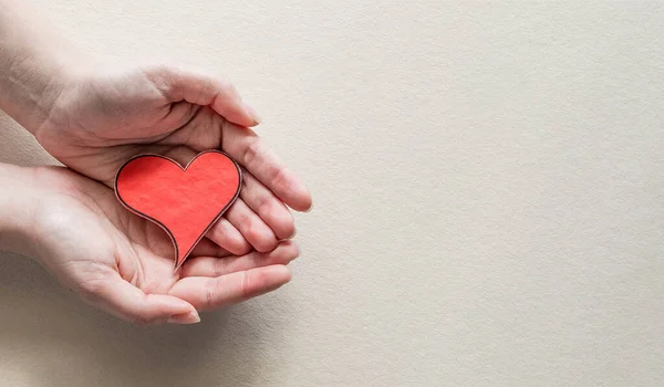 Μια Κορυφαία Άποψη Του Γυναικείου Χεριού Κρατώντας Κόκκινη Καρδιά — Φωτογραφία Αρχείου