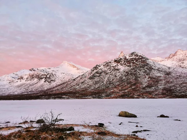 Живописный Вид Замерзшее Озеро Каттгардватнет Острове Квалоя Норвегия — стоковое фото