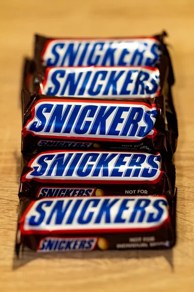 Poznan Poland Ocak 2021 Tahta Masadaki Snickers Çikolatası — Stok fotoğraf