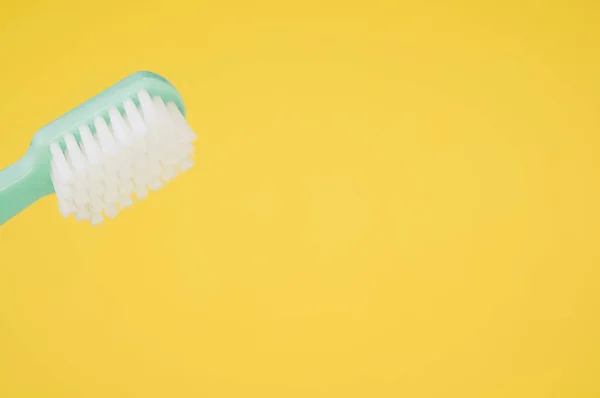 Zbliżenie Szczoteczki Zębów Odizolowanej Żółtym Tle Pustym Miejscem Tekst — Zdjęcie stockowe