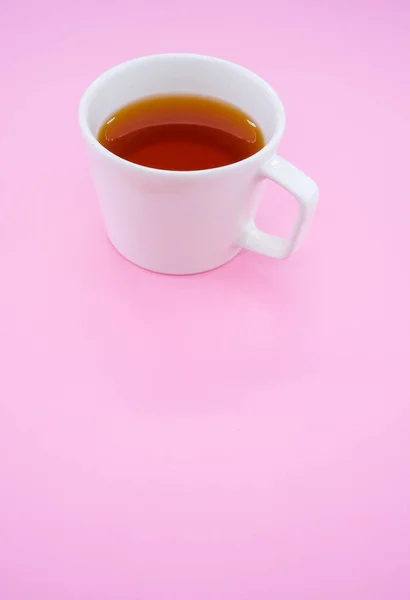 Függőleges Felvétel Egy Fehér Csésze Tea Izolált Rózsaszín Alapon — Stock Fotó