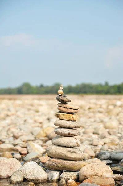 Tiro Vertical Pedras Empilhadas Perto Rio Murti Wbengal Índia — Fotografia de Stock