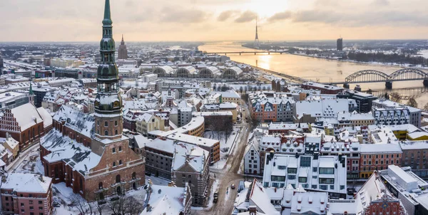 Una Vista Aérea Iglesia San Pedro Ciudad Vieja Riga Atardecer — Foto de Stock