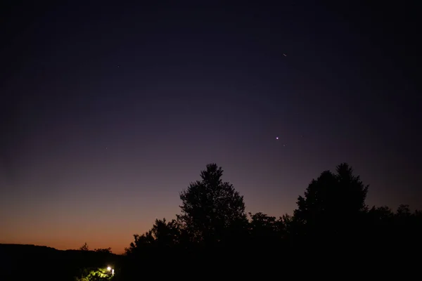 Een Silhouet Van Een Heuvel Onder Een Prachtige Zonsondergang Hemel — Stockfoto