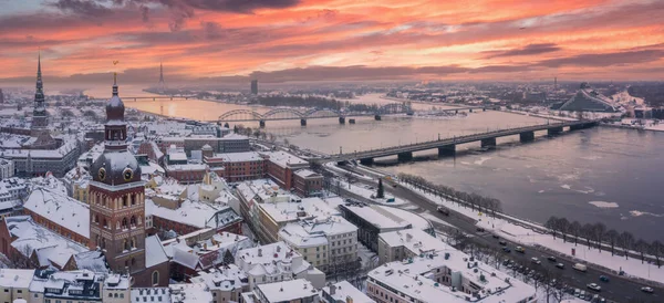 Panorámás Felvétel Gyönyörű Naplemente Felett Havas Riga Város Daugava Folyó — Stock Fotó