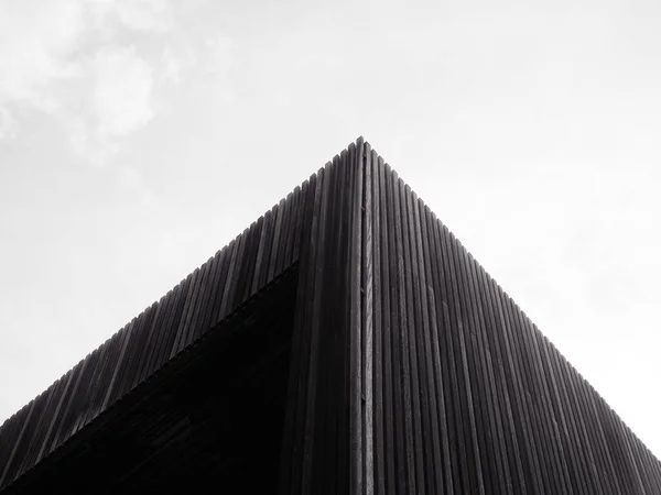 Tiro Baixo Ângulo Escala Cinza Edifício Moderno — Fotografia de Stock