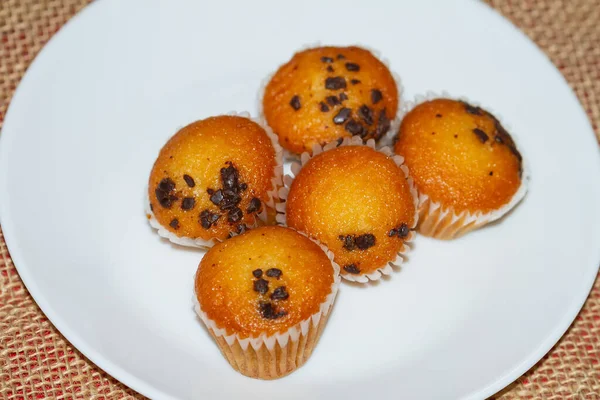 Överblick Över Små Muffins Med Choklad Den Vita Plattan — Stockfoto