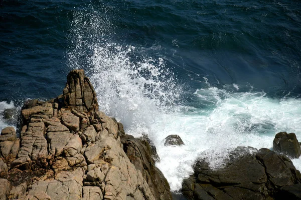 美丽的海浪沿着岩石的海岸线 — 图库照片