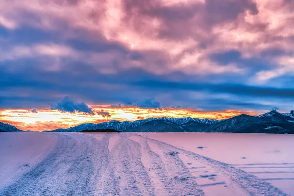 Снежное Поле Фоне Гор Закате — стоковое фото