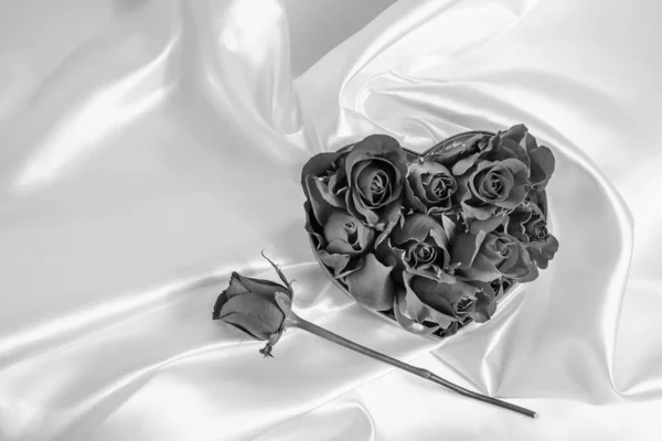 Серый Снимок Сердца Роз Белом Текстильном Полотне День Святого Валентина — стоковое фото