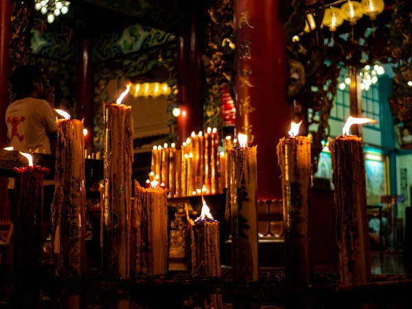 Μια Επιλεκτική Φωτογραφία Κεριά Που Καίγονται Στην Εκκλησία — Φωτογραφία Αρχείου