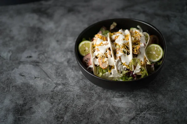 Tiro Alto Ângulo Tacos Uma Tigela Preta — Fotografia de Stock