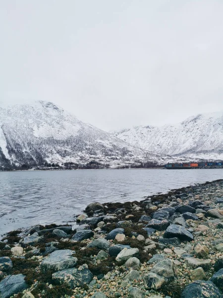 Krajobraz Pięknym Zimowym Jeziorem Wyspy Kvaloya Tromso Norwegia — Zdjęcie stockowe