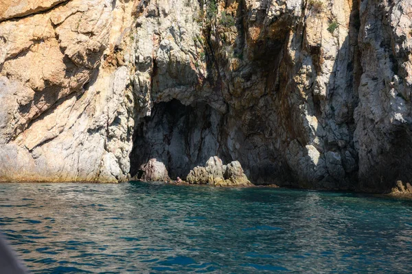 Skupina Potápěčů Přírodní Jeskyni Krásném Středozemním Moři Kombinující Přírodní Krásu — Stock fotografie