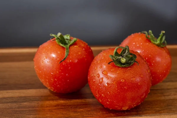 Zbliżenie Świeżo Umyte Mokre Pomidory — Zdjęcie stockowe