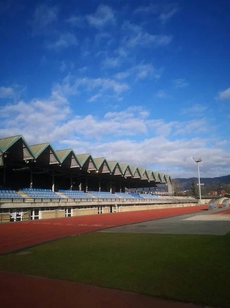 Ein Malerischer Blick Auf Ein Leeres Stadion Unter Dünnen Wolken — Stockfoto