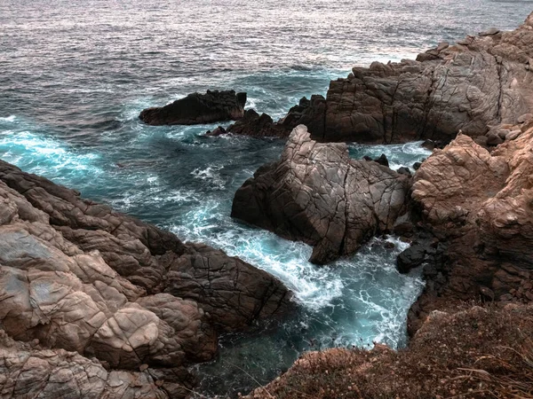 Une Vue Dessus Une Mer Ondulée Avec Des Rochers Long — Photo