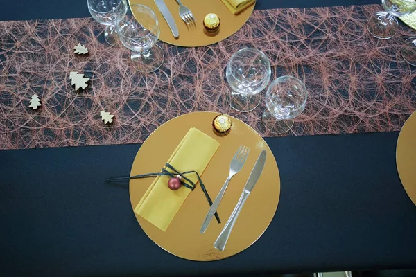 Angle Élevé Plaques Soignées Verres Ustensiles Sur Une Table — Photo
