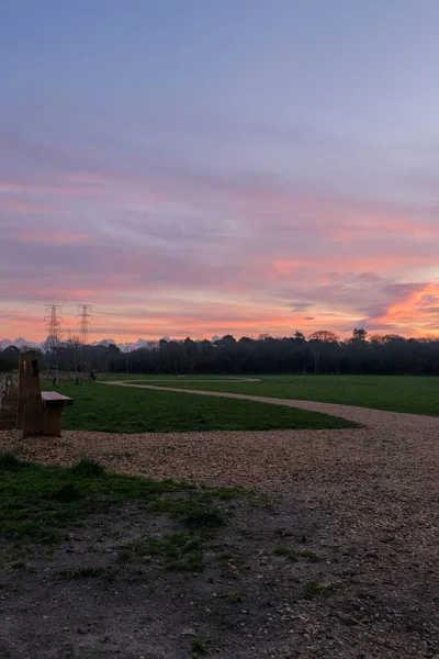 Een Verticaal Shot Van Houten Bank Greenfield Tijdens Een Prachtige — Stockfoto