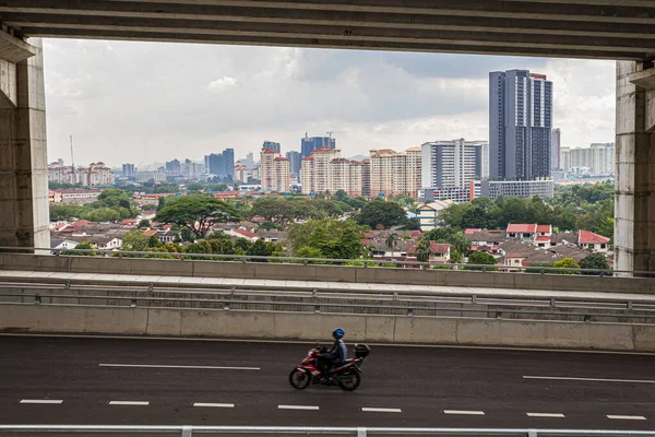 Motorcyclist Driving Cityscape Gloomy Day — Stock Photo, Image