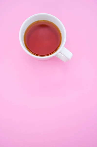 Ένα Κάθετο Πλάνο Από Ένα Λευκό Φλιτζάνι Τσάι Απομονωμένο Ροζ — Φωτογραφία Αρχείου