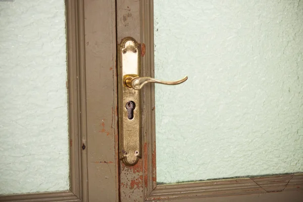 木製のドアのドアハンドルの閉まり — ストック写真
