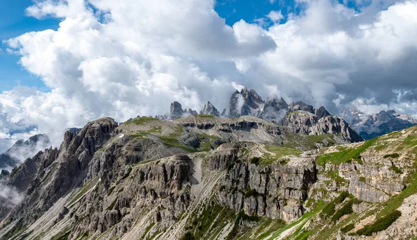 Een Adembenemend Uitzicht Bergtop Met Wat Gras Omgeven Door Wolken — Stockfoto