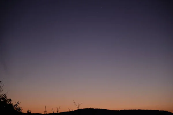 Una Silueta Una Colina Bajo Hermoso Cielo Atardecer Con Espacio —  Fotos de Stock